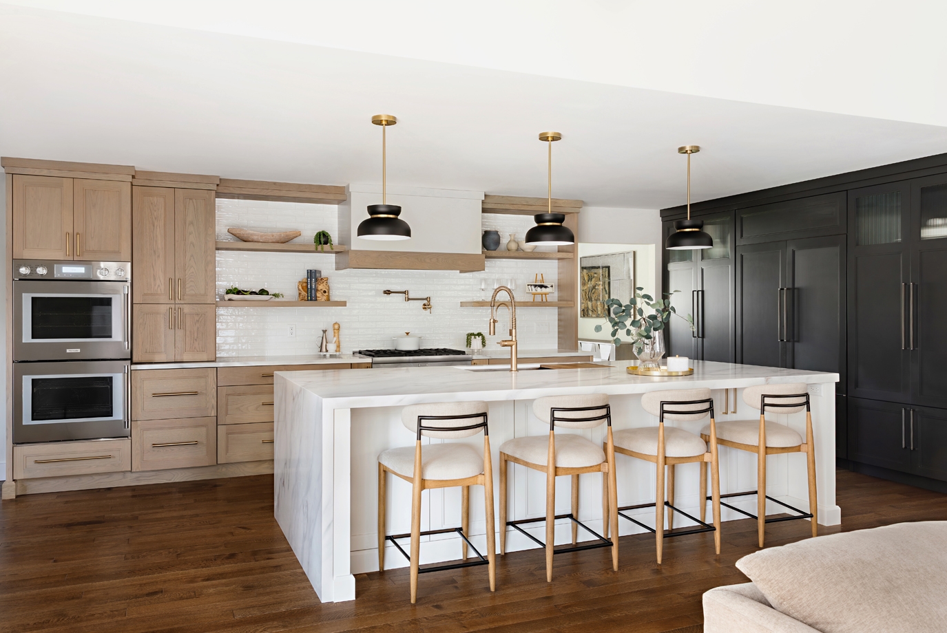 A Kitchen in Oak and "Onyx"